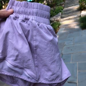 ROSE QUARTZ HOTTY HOTS 2.5” SIZE 6 LULULEMON